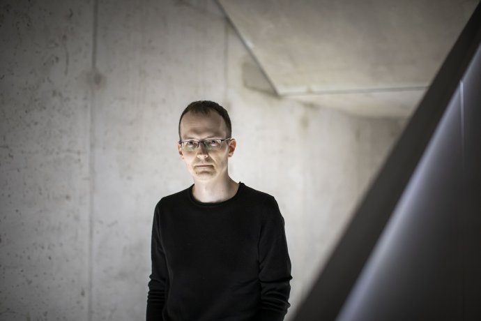 „Vyloučená lokalita, chudoba, špatný přístup ke vzdělání, rasismus, závislosti, výchovné instituce. Ti lidé uváznou v téměř bezvýchodné situaci. Dovede je to k trestné činnosti.“ Jiří Mertl. Foto: Gabriel Kuchta, Deník N