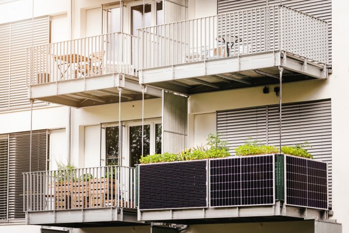 Solární panely na balkon se dají pořídit už okolo 10 tisíc korun. Za jejich spuštění si ale člověk v praxi ještě připlatí. Foto: Adobe Stock