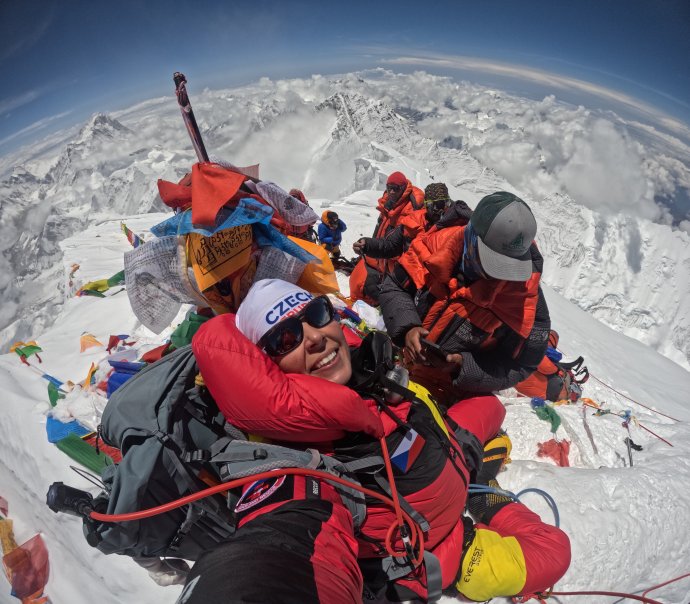 Eva Perglerová na vrcholu Mount Everestu, který jako teprve třetí Češka zdolala letos v květnu. Foto: Archiv Evy Perglerové
