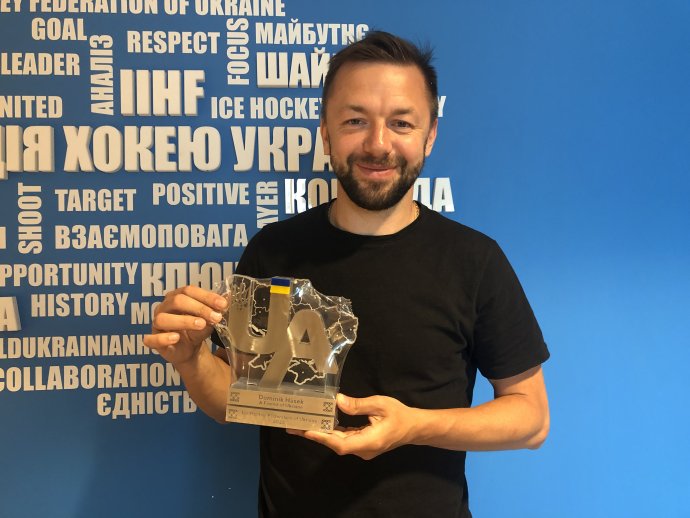 Nejradši bych zapomněl, že Rusko existuje, nebo postavil na jeho hranici velkou zeď, vypráví ukrajinský hokejista Serhij Babinec. V červnu se podílel na předání ceny Dominiku Haškovi, který navštívil Ukrajinu. Foto: Tomáš Linhart, Deník N