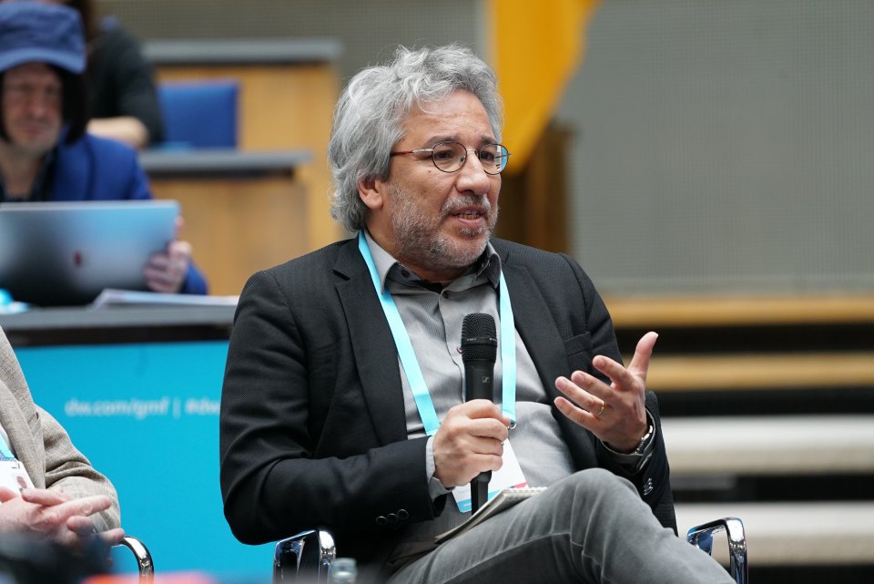 Turecký novinář Can Dündar v roce 2019. Foto: Deutsche Welle, Flickr, CC BY NC 2.0