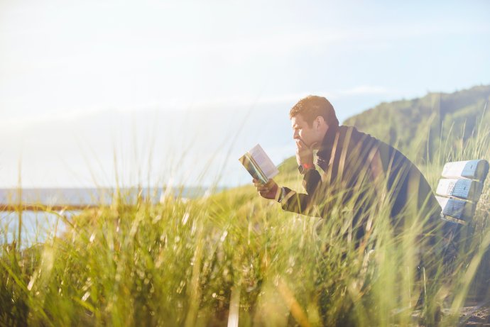 Léto, čas na čtení. Foto: Ben White, Unsplash
