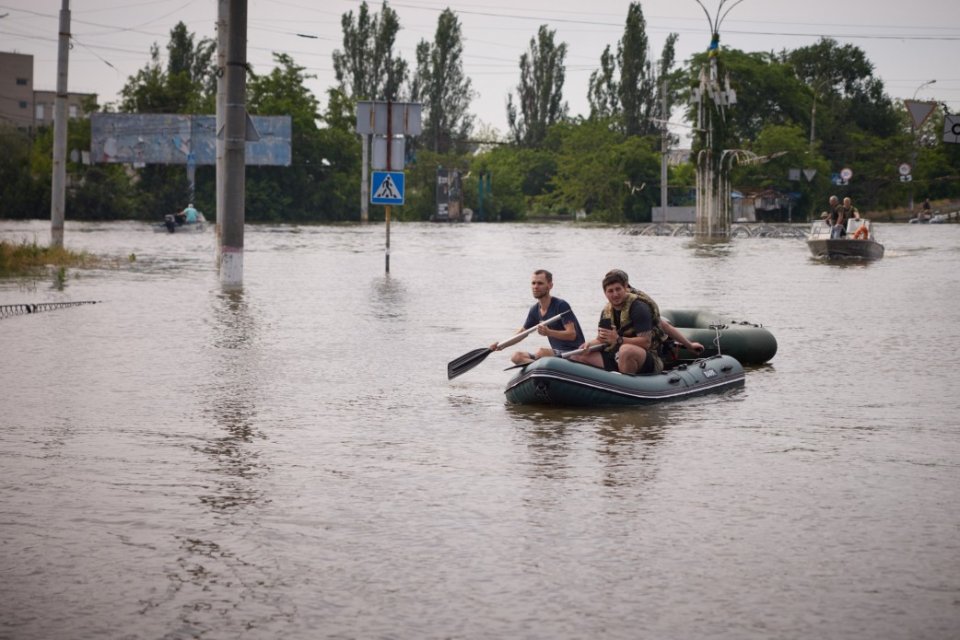 V Chersonu se lidé mohou pohybovat pouze na lodičkách. Z druhého břehu je ostřelují Rusové. Foto: president.gov.ua