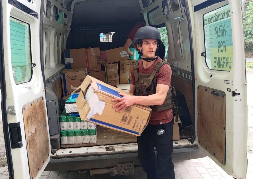 Richard Křesina z organizace Koridor UA při distribuci humanitární pomoci. Foto: Koridor UA