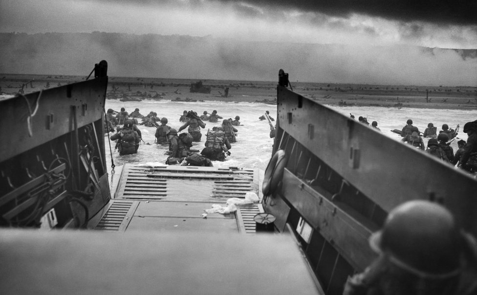 Útok proti opevněným pozicím ve snaze osvobodit okupované území. Hlavní vojenská událost roku 1944 se letos připomněla na území Ukrajiny. Foto: Robert F. Sargent, U.S. Coast Guard, Wikimedia Commons (Public Domain)