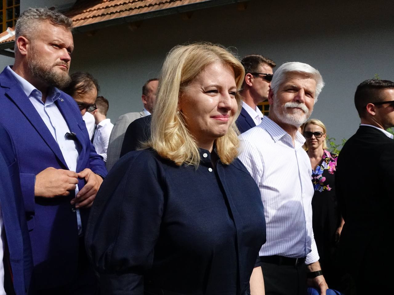 Prezidenti Petr Pavel a Zuzana Čaputová přicházejí na diskuzi na zahradě vily Tugendhat. Foto: Marie Dámková
