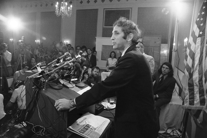 Je 1. července 1971 a Daniel Ellsberg na tiskové konferenci prezentuje své závěry: vládou utajované informace nesou podíl viny na smrti 50 000 Američanů ve Vietnamu. Foto: AP, ČTK