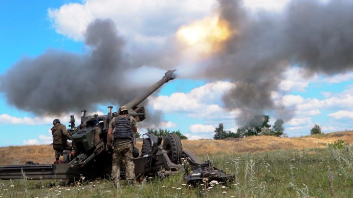 Ukrajinští vojáci střílejí na východě země z tažené houfnice. Foto: ČTK / News Pictures / Ukrinform