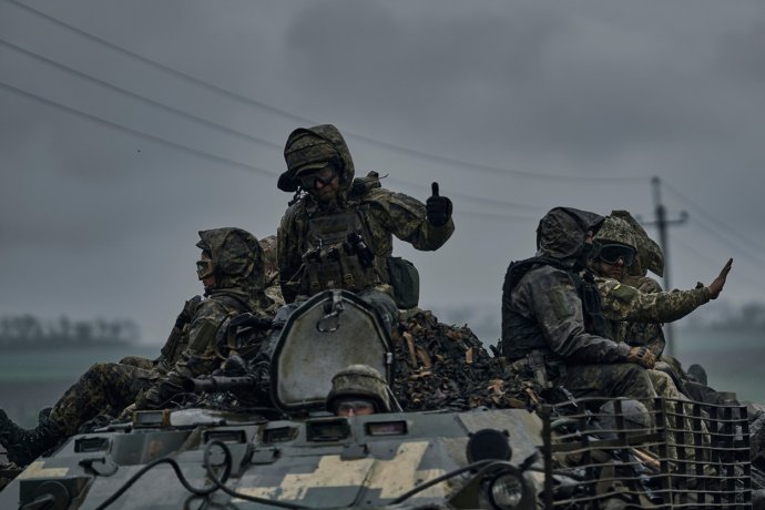 Ukrajinští vojáci jedou směrem k frontovým pozicím u Vuhledaru. Foto: ČTK / AP / Libkos