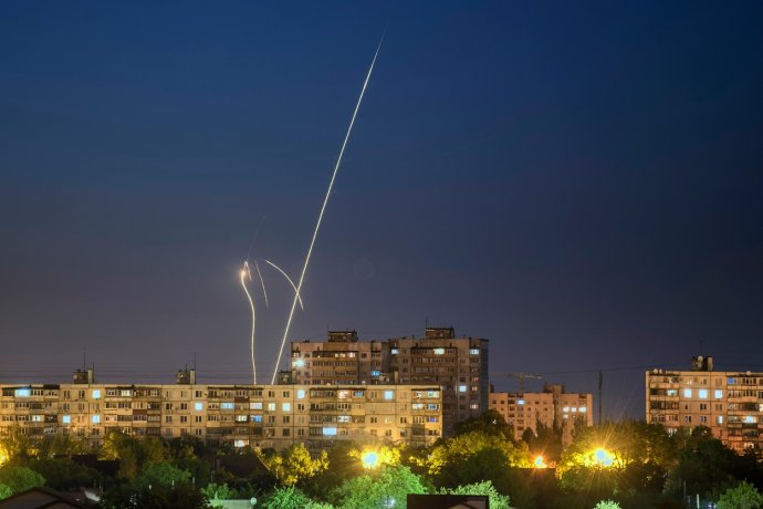 Ruské rakety vypálené z ruského Bělgorodu při pohledu z Charkova. Foto: ČTK