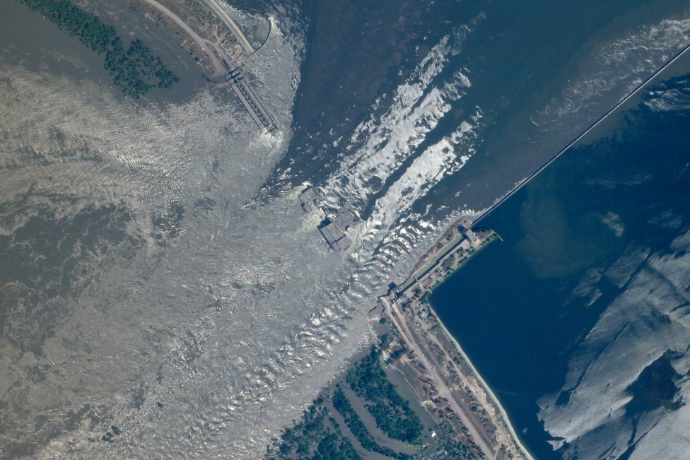 Satelitní snímek z produkce Planet Labs PBC ukazuje, že voda se zničenou přehradou valí na několika místech. Foto: ČTK/AP