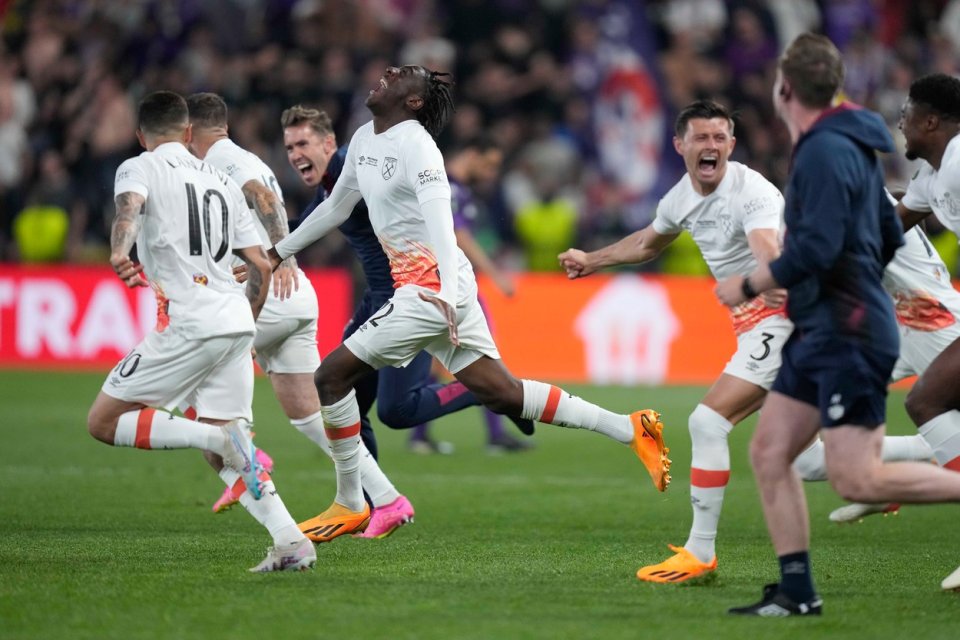 Fotbalisté West Hamu slaví vítězství v Konferenční lize. Foto: Darko Bandic ČTK / AP