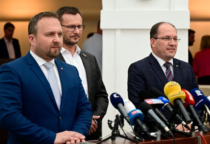 Lidovečtí ministři Marian Jurečka a Marek Výborný s bývalým šéfem rezortu zemědělství Zdeňkem Nekulou. Foto: Roman Vondrouš, ČTK