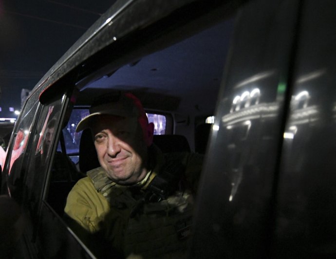 Prigožin opouští Velitelství jižního vojenského okrsku v Rostovu na Donu. Někteří lidé mu mávají a děkují. Foto: Profimedia