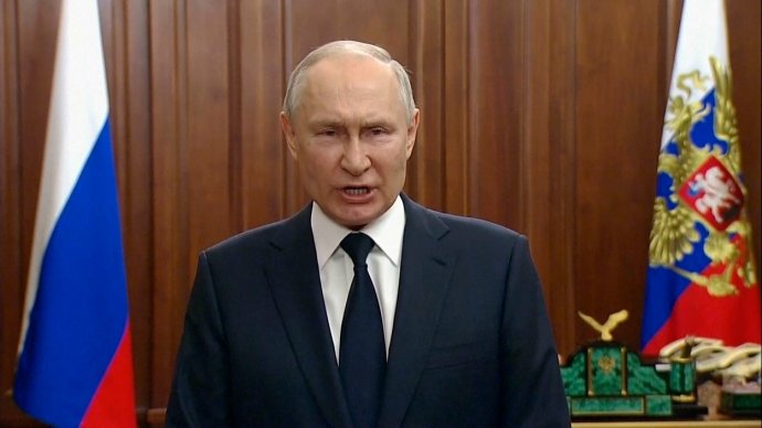 Ruská média masírují veřejnost zprávami, které mají Rusy přesvědčit, že Putin (na snímku během svého pondělního projevu) měl sobotní události kolem Prigožinovy vzpoury pod kontrolou. Foto: ČTK/AP