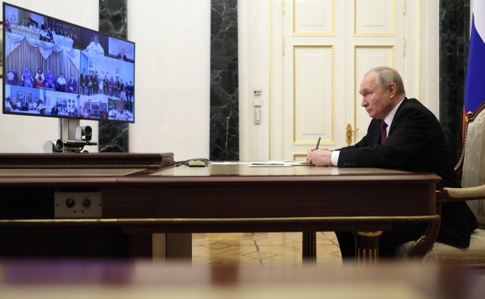 V ruském pohraničí se bojuje, lidé utíkají do uprchlických center, jsou první oběti na životech. Prezident Ruska Vladimir Putin poslouchá básničky, které mu online přednášejí ruské děti z početných rodin. Foto: Kremlin.ru
