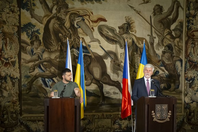 Prezident České republiky Petr Pavel a prezident Ukrajiny Volodymyr Zelenskyj na tiskové konferenci na Pražském hradě. Foto: Gabriel Kuchta, Deník N