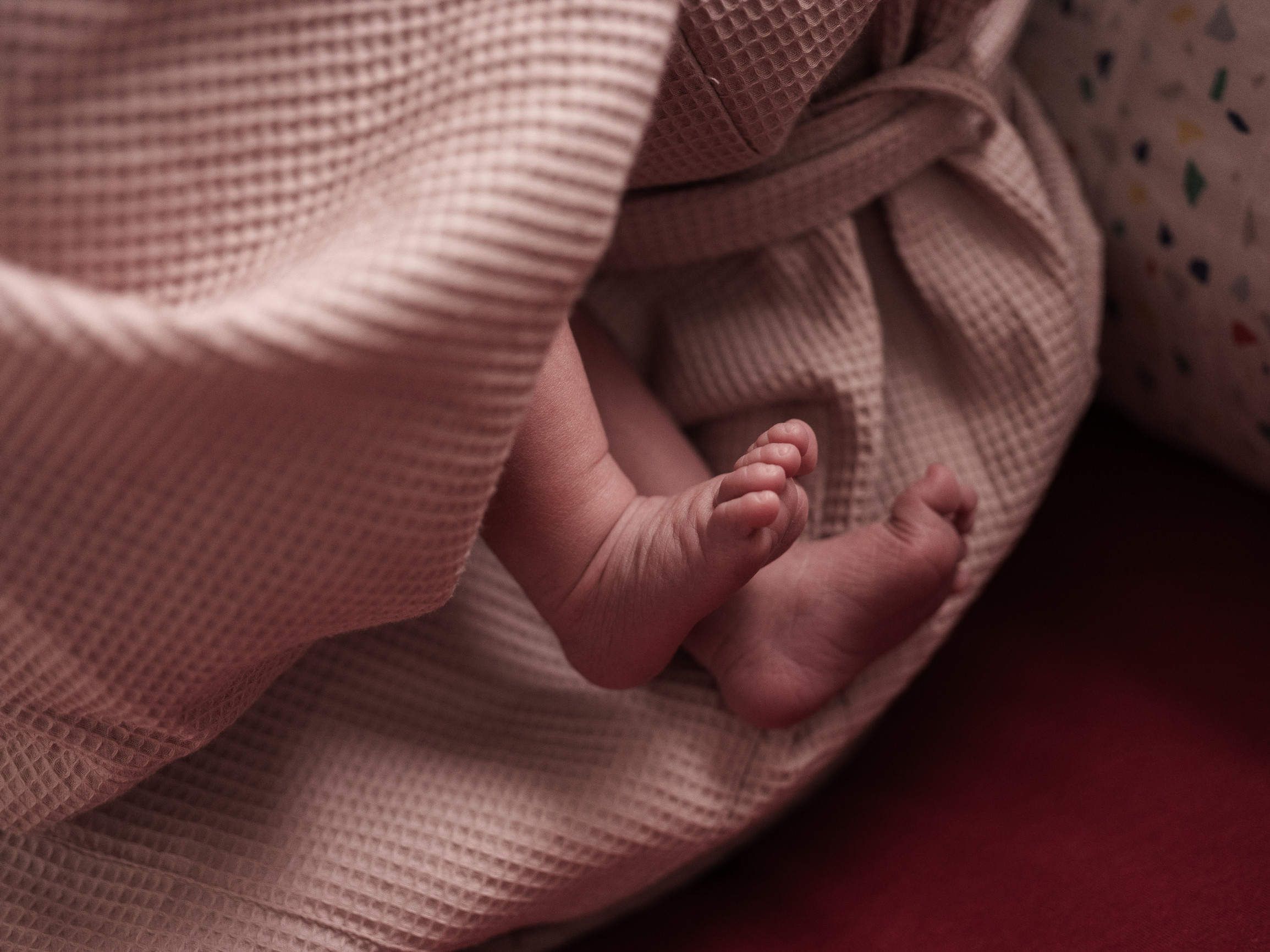 Přála bych si, aby každá novorozená matka mohla naplno prožít tento čas zamilovávání se. Čas, kdy bychom měly být v centru pozornosti kromě miminka i my. Nebo dokonce především my. Foto: Karolína Cermanová