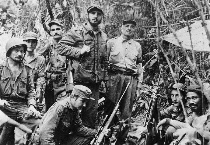 Fidel Castro a jeho revolucionáři v pohoří Sierra Maestra v prosinci 1956. Foto: autor neznámý, public domain