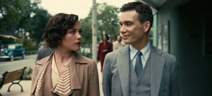 Florence Pugh a Cillian Murphy ve filmu Oppenheimer. Právě tato dvojice ztvárnila milostnou scénu, která pobouřila indické konzervativní hinduisty. Foto: CinemArt