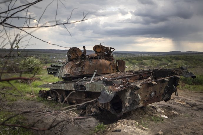 Zničený ruský tank u Izjumu. Foto: Tomáš Benedikovič, Denník N
