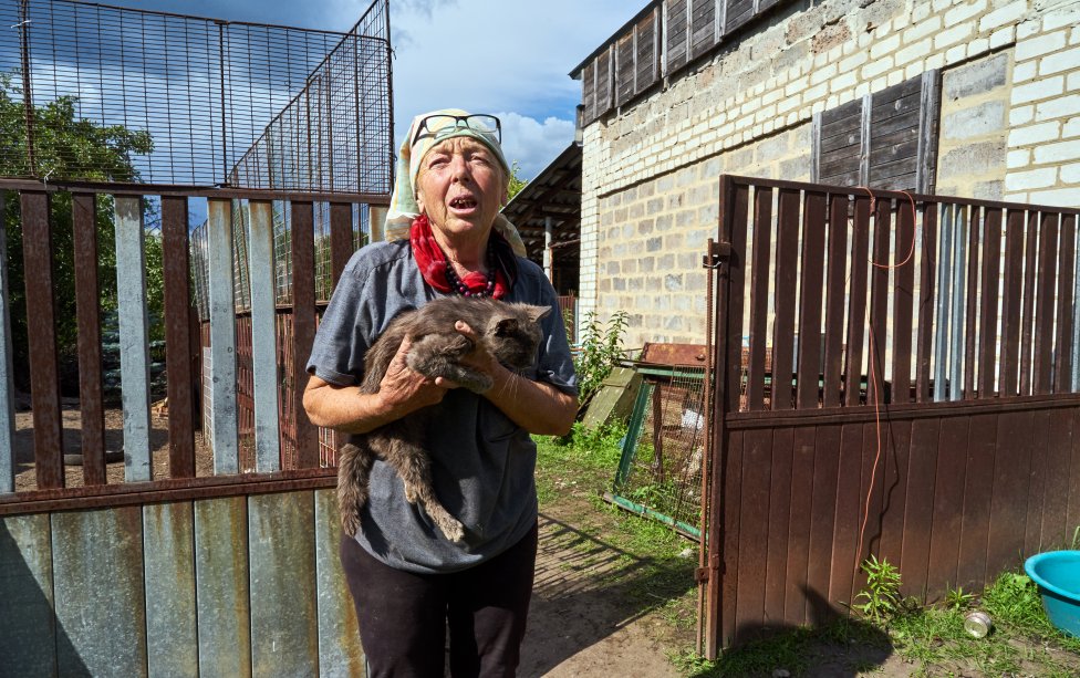 Klaudiji je 68 let. Svůj dům, který stojí jen kousek od hranic s Ruskem, neopustila ani během války. Foto: Iva Zímová