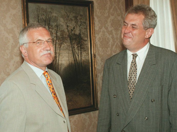 Předsedové ČSSD a ODS Miloš Zeman a Václav Klaus před zahájením povolebních jednání v červnu roku 1998. Výsledkem nakonec bylo to, co veřejnosti prodali jako opoziční smlouvu. Foto: ČTK