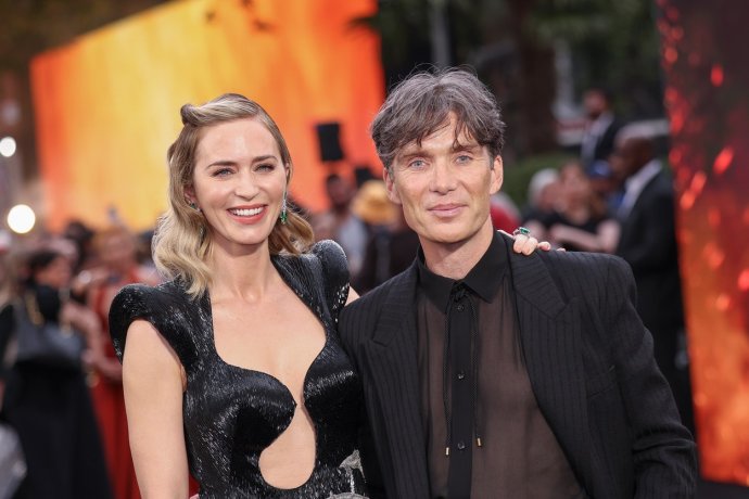 Tady ještě herečka Emily Blunt a herec Cillian Murphy společně pózují fotografům na čtvrteční londýnské premiéře Oppenheimera. Stávka hollywoodských herců je ale dovedla k tomu, že tuto premiéru záhy opustili. Foto: ČTK / AP / Vianney Le Caer