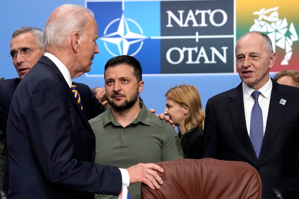 Západní politici se velmi rádi nechávají vidět s Volodymyrem Zelenským. Ukrajina by ale potřebovala přece jen víc. Zleva generální tajemník NATO Jens Stoltenberg, americký prezident Joe Biden, Zelenskyj a Solanův zástupce Mircea Geoana během setkání ve Vilniusu. Foto: ČTK/AP