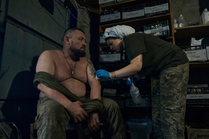Ukrajinská ofenziva je těžká. Vojáka ošetřují v polní nemocnici u Bachmutu. Foto: Libkos, ČTK / AP