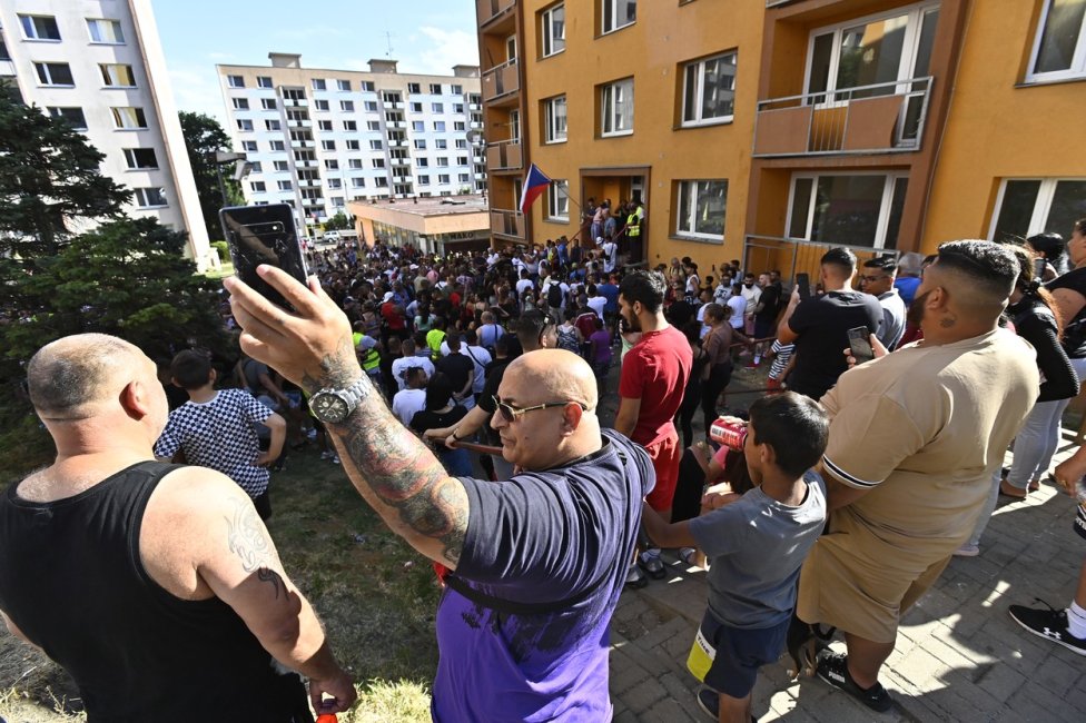 Demonstrace v Krupce je ukázkou, jak Česko podcenilo vliv dezinformací na Romy. A radikalizaci některých z nich. Foto: ČTK