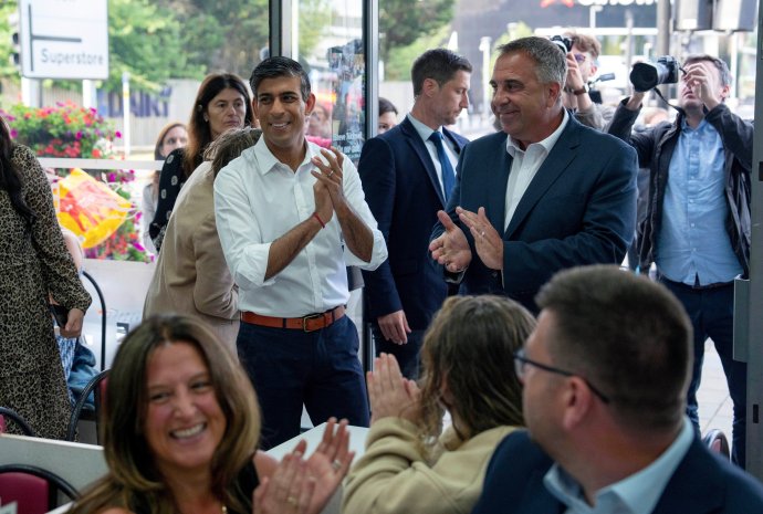 Premiér Rishi Sunak (vlevo) hýřil optimismem, když blahopřál kandidátovi Stevu Tuckwellovi, který v doplňovacích volbách udržel pro konzervativce poslanecké křeslo za Uxbridge. Mnoho důvodů k optimismu ale nemá. Foto: ČTK/AP