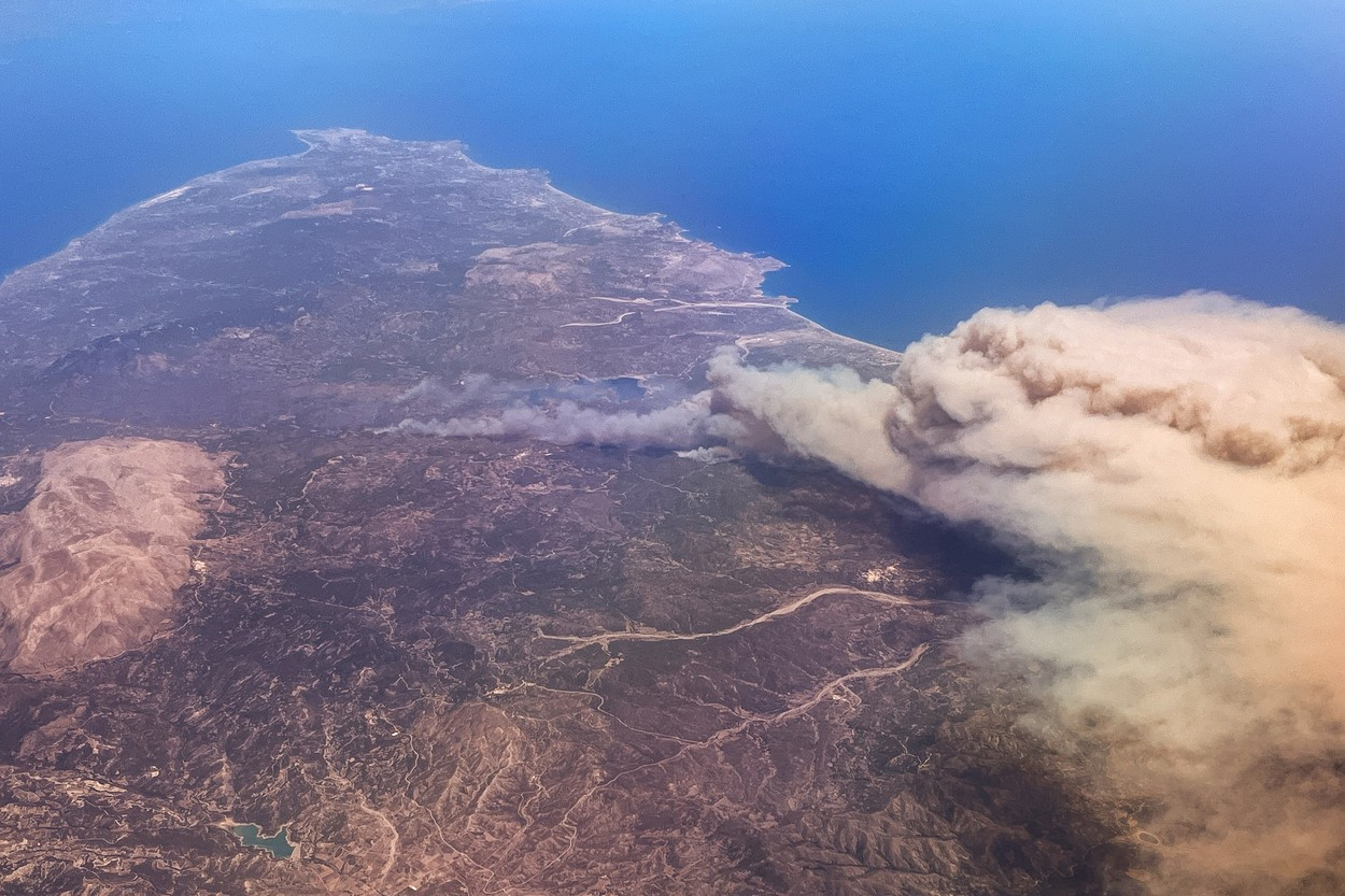 Lesní požár na ostrově Rhodos. Foto: Christophe Gateau, ČTK/DPA
