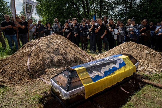 Pohřeb ukrajinského vojáka Bohdana Kobylianského. Padl na Donbase. Jevgenij Maloletka, ČTK/AP