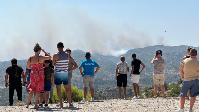 Turisté si natáčejí požáry, které se šíří na ostrově Rhodos, snímek je z 24. července. Foto: ČTK