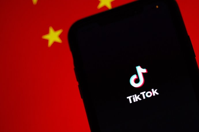 Podle americké vlády představuje čínský videoserver TikTok bezpečnostní riziko pro USA. Prezident jej proto chtěl zakázat, zákaz má vejít v platnost 20. září. Foto: Solen Feyissa, Unsplash