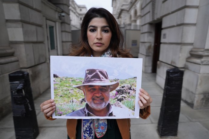 Dcera jednoho z propuštěných zajatců Roxanne Tahbaz drží snímek svého otce Morada Tahbaze. Britský Američan s íránskými kořeny už je nyní spolu s dalšími čtyřmi zajatými propuštěn z vězení a na odjezd ze země čeká na letišti v Teheránu. Foto: Reuters