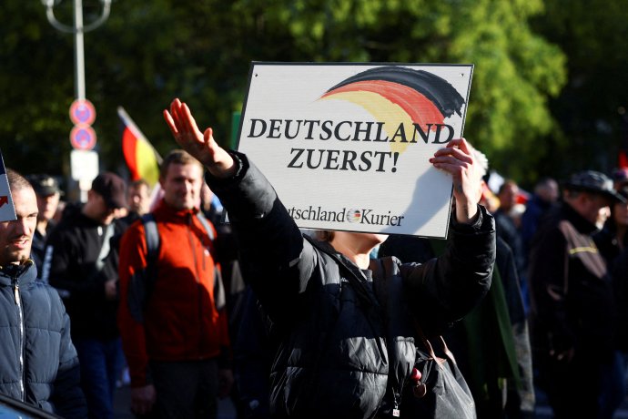 Podporovatel německé euroskeptické a populistické strany AfD na demonstraci v Berlíně loni v říjnu. Na transparentu stojí „Německo první“. Foto: Christian Mang, Reuters