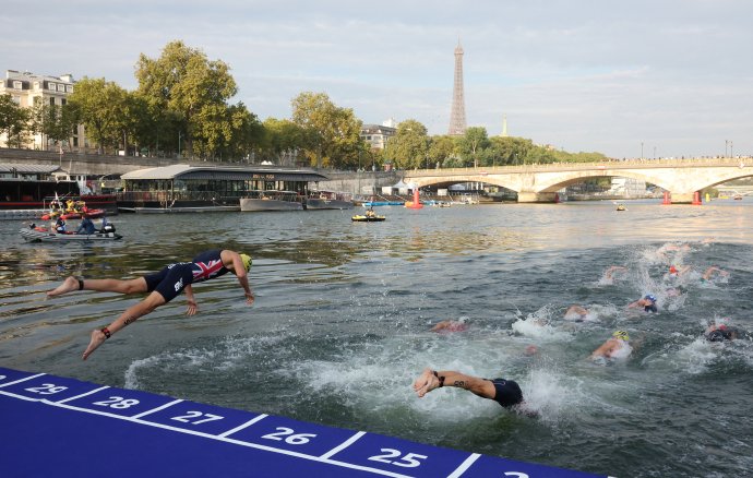 Triatlonový závod v Seině v Paříži jako test pro závody během Letních olympijských her 2024. 18. srpna 2023. Stephanie Lecocq, Reuters