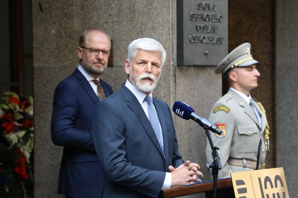 Prezident Pavel před budovou Českého rozhlasu. Foto: Ludvík Hradilek, Deník N