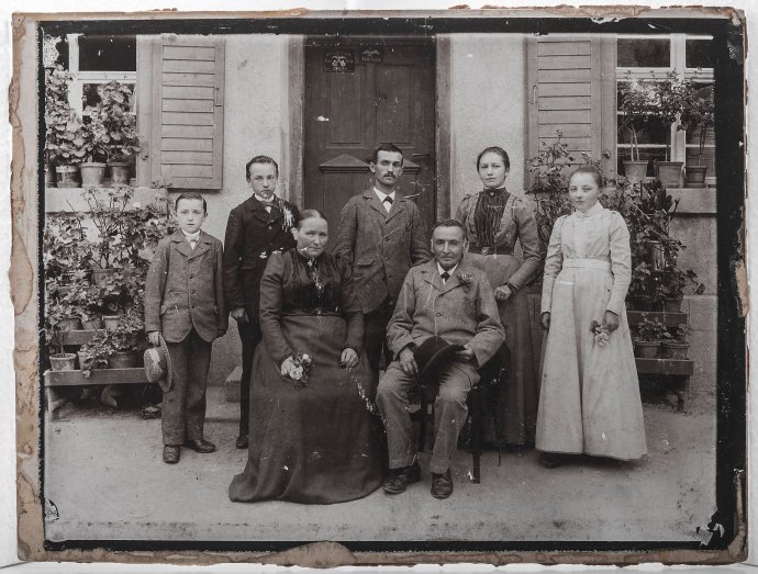 Tradiční rodina z přelomu 19. a 20. století. Představy o tom, jak má rodina vypadat a fungovat, se od té doby – podobně jako v průběhu celých lidských dějin – několikrát změnily. Ilustrační foto: Adobe Stock