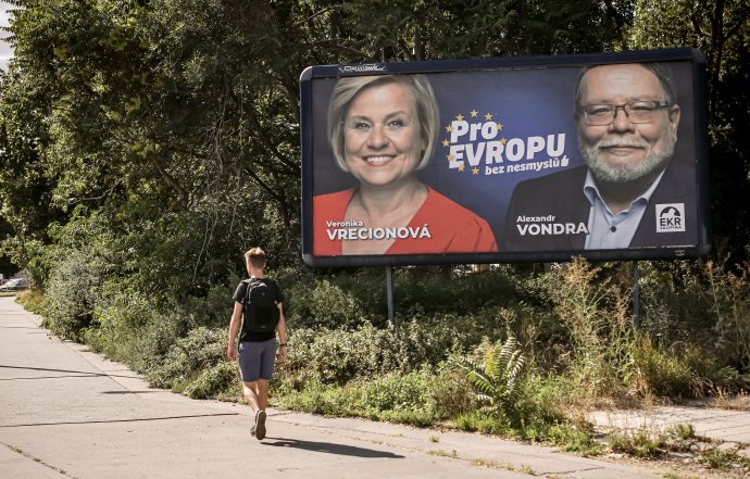 Billboard europoslankyně Veroniky Vrecionové a europoslance Alexandra Vondry v Praze. Foto: Gabriel Kuchta, Deník N