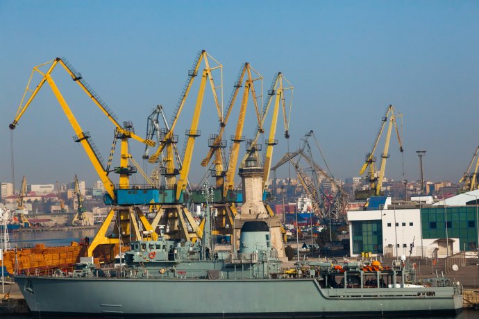 Rumunský nákladní přístav Constanța na Dunaji a u Černého moře, v popředí s rumunskou vojenskou lodí. Foto: Sergej Žmurčak, Adobe Stock