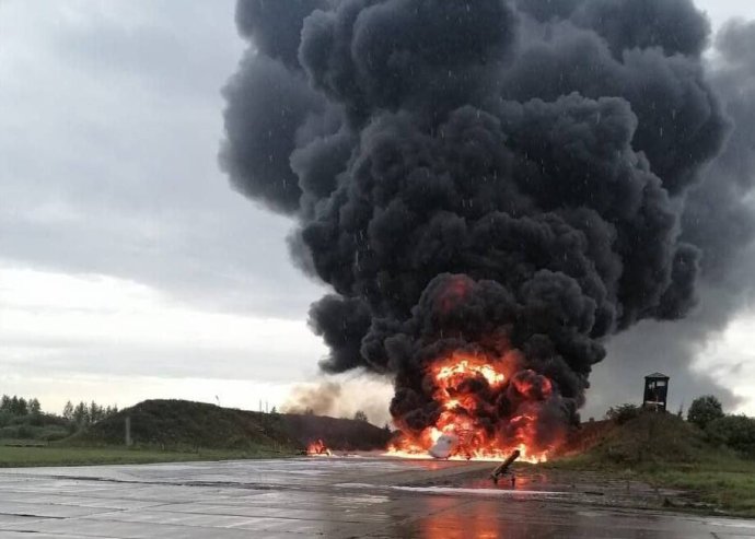 Hořící ruský bombardér. Foto: neznámý Rus na letišti.