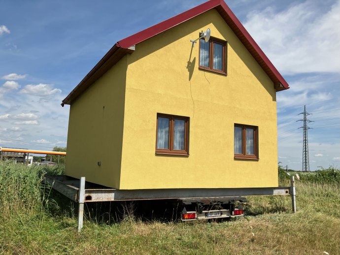 Mobilní dům, nebo nemobilní? Při povolování stavby někdy důležitý parametr. Na fotce dům, který stojí na kruhovém objezdu ve Vestci u Prahy. Foto: Marie Gromovová, Deník N