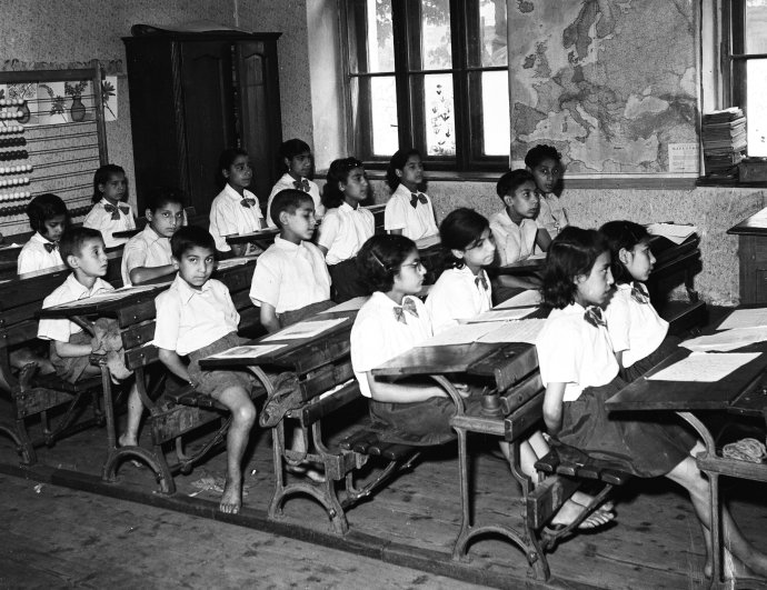 Takto to prostě nikdy nemůže fungovat! (snímek z cyklu Budování socialistické vlasti – Romové v práci a při odpočinku. 50. léta 20. století). Foto: ČTK