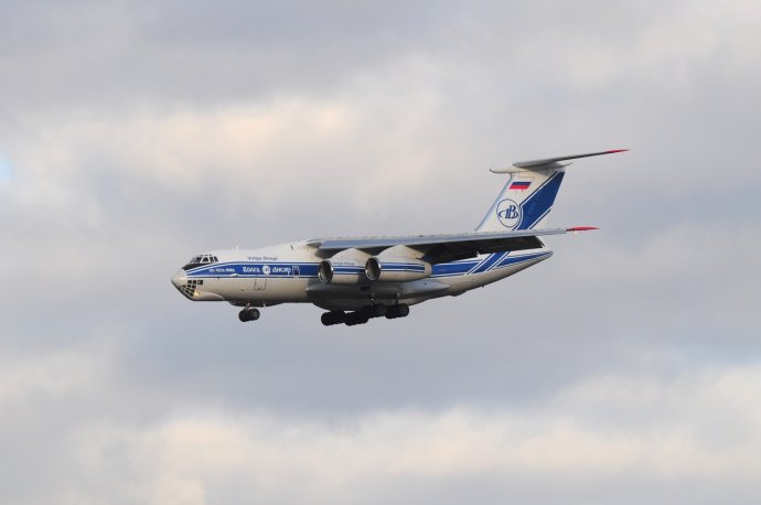 Ruské nákladní letadlo Il-76 přistává na letišti v Pardubicích. Foto: Kalousek Rostislav / ČTK