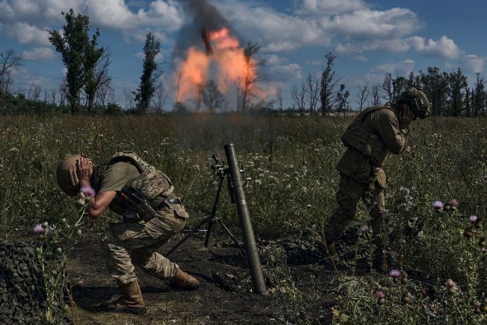 Ukrajinští minometníci u Bachmutu střílejí na pozice ruských vojáků. Foto: ČTK / AP / LIBKOS