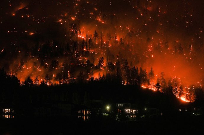 Požár nad domy v západokanadském městě West Kelowna v Britské Kolumbii, 18. srpna 2023. Foto: ČTK / AP / Darryl Dyck
