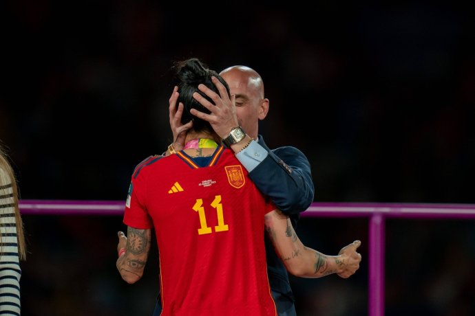 Šéf španělského fotbalu Luis Rubiales líbá na rty hráčku Jenni Hermoso při ceremoniálu po finále mistrovství světa ve fotbale. Foto: Noe Llamas, SPP / ČTK